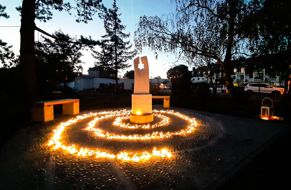 Skulptur im Lichtermeer bei Nacht an der Sternenkinder Gedenkstätte in Maria Enzersdorf, Mödling