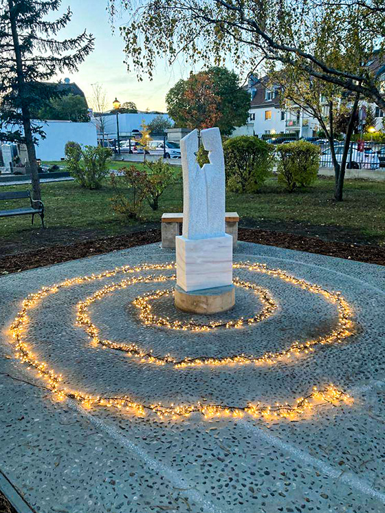 Skulptur im Lichtermeer an der Sternenkinder Gedenkstätte in Maria Enzersdorf, Mödling