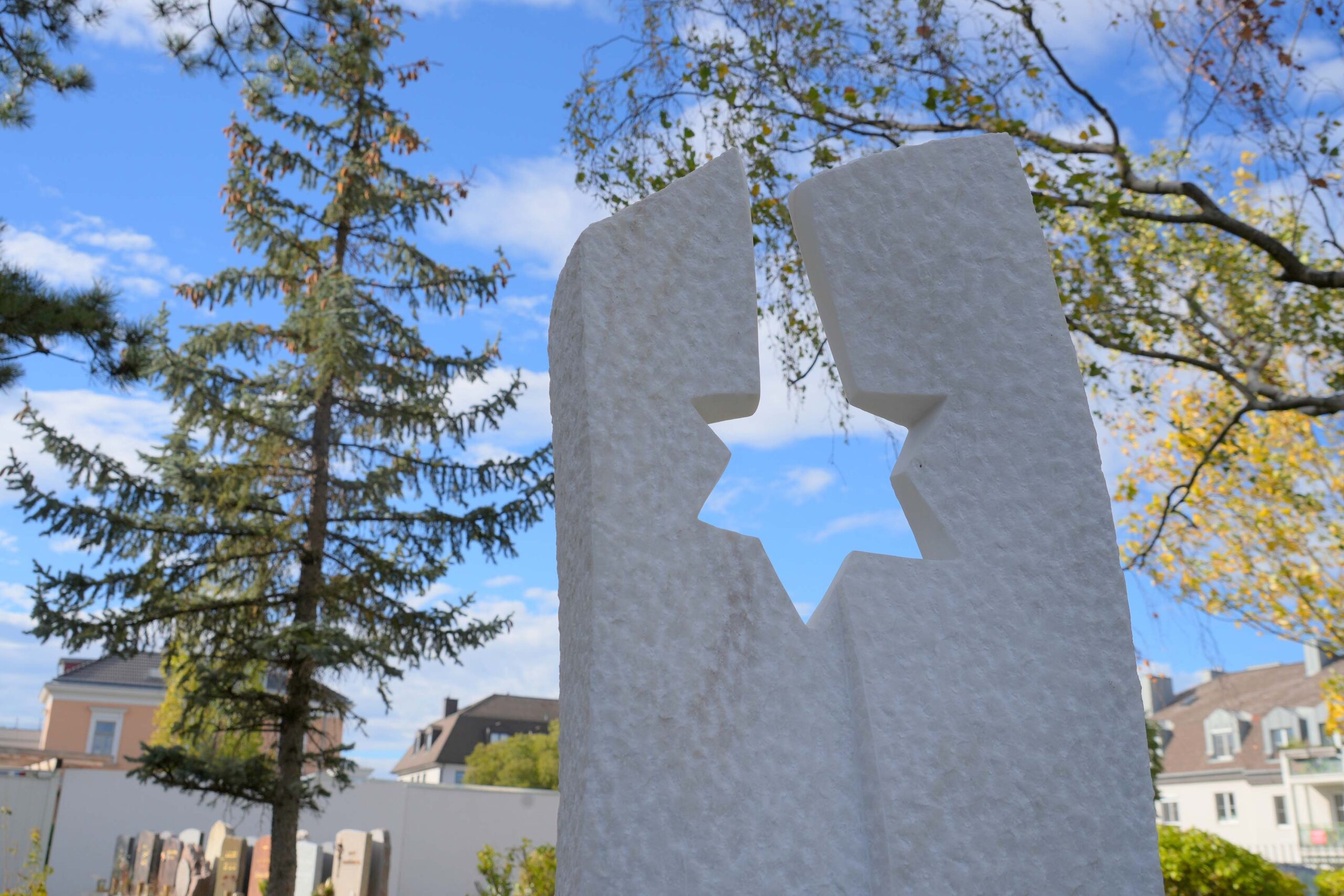 Skulptur an der Sternenkinder Gedenkstätte in Maria Enzersdorf, Mödling